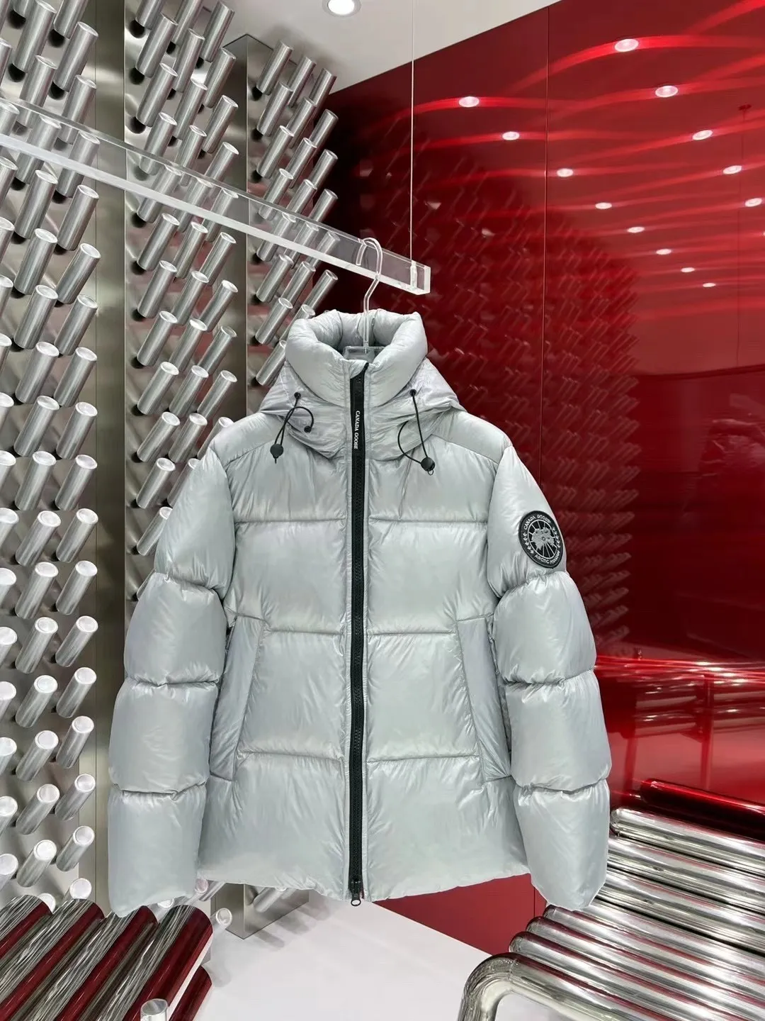P780 Canada Goose/Canada Goose 2022 limited new Crofton puff down jacket top version (exclusive to the entire network)‼ ️ ‼ ️Top version, ceiling level‼ ️ Crofton soft bread, the latest style in 2022, with cold protection effect up to level 4, made of recycled Feather-Light tear-resistant fabric, ultra-light, and no weight on the upper body at all! The unique black label highlights your temperament‼ ️ Canada Goose, a Canadian brand, has always been recognized as the warmest down jacket. Various Instagram celebrities, Internet celebrities, and celebrities often wear it for street photos. I do Canada Goose every year, but I still can’t get rid of my love for the geese. No matter how cold the weather is, there is no need to be afraid, because there are geese! Filled with 90% white duck down, Canada Goose is the legendary warmest down jacket and is known as a must-have for Arctic outdoor sports! The most popular down jacket in the world, celebrities are rushing to buy it, it is a must-have!   Same style for men and women Size: S~XXL Ready in stock
